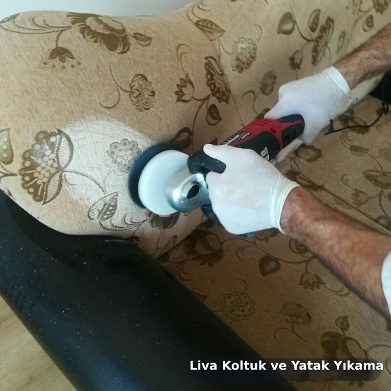 Liva ekibinin desenli kumaş koltuğu döner fırçalı makineyle yıkaması